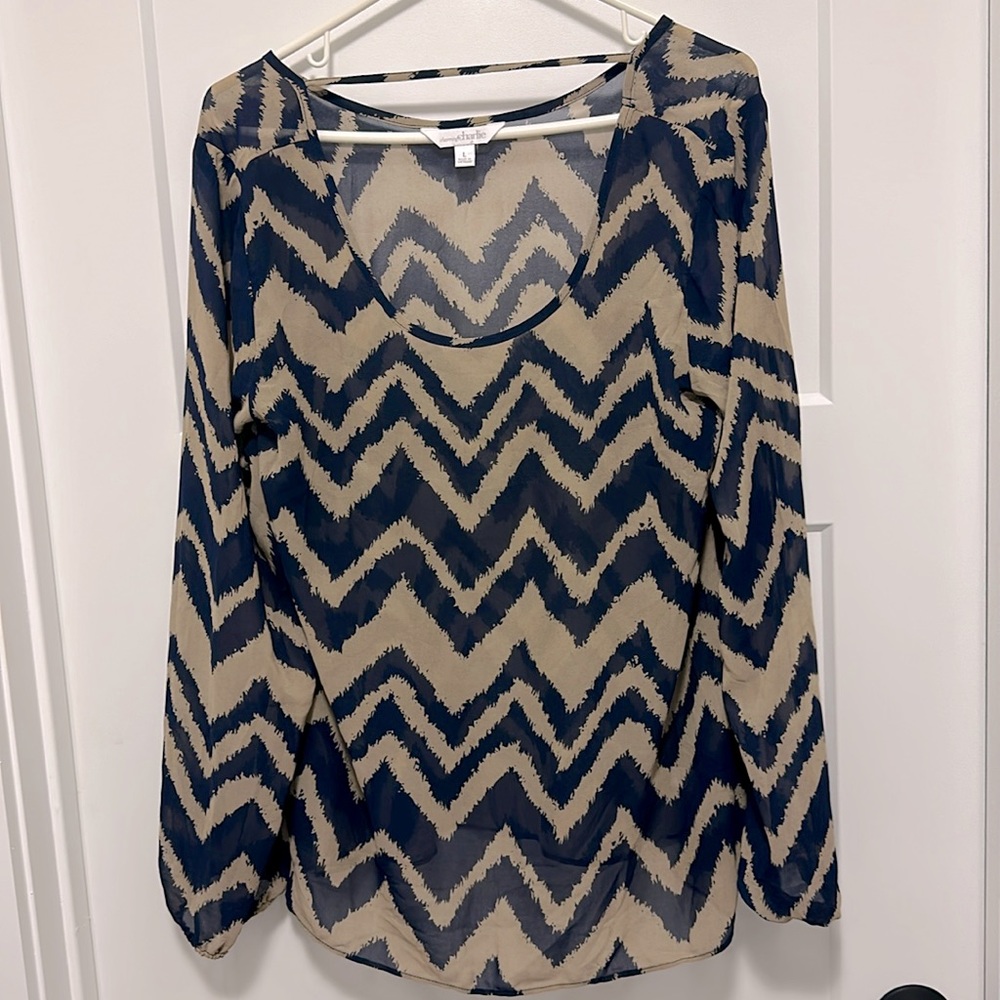💙Woman’s sheer Navy and Beige Lg blouse shirt boho, business casual, date night